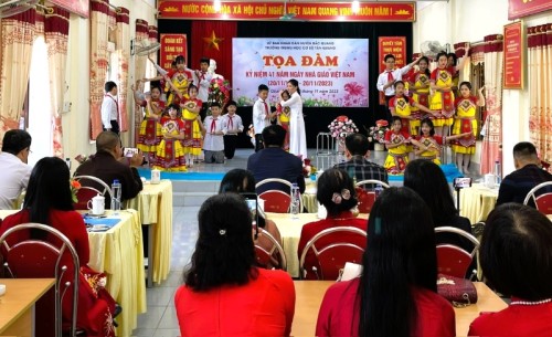 Chủ tịch UBND huyện xổ số trực tuyến miền trung
 Phùng Viết Vinh dự ngày 20/11 tại Trường Trung học cơ sở Tân Quang