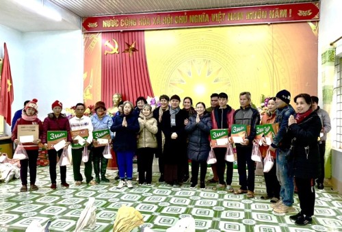 Trao tặng quà Tết cho các hộ nghèo, cận nghèo tại các xã Tiên Kiều, Vĩnh Hảo và thị trấn Việt Quang