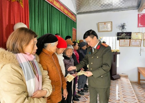 Công An tỉnh Hà Giang tặng quà tết cho hộ nghèo xã Vĩnh Phúc