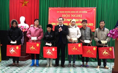 Lãnh đạo Sở Y tế Hà Giang tặng quà Tết các hộ nghèo xã Vô Điếm