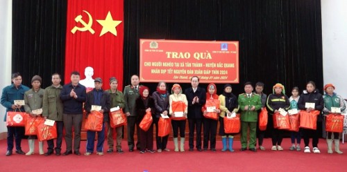 lãnh đạo tỉnh và huyện tặng quà cho hộ nghèo xã Tân Thành