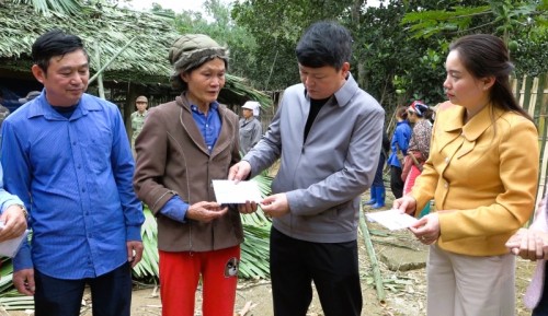 Lãnh đạo xổ số trực tuyến miền trung
 thăm hỏi và trao hỗ trợ nhanh các gia đình bị hỏa hoạn tại xã Tiên Kiều