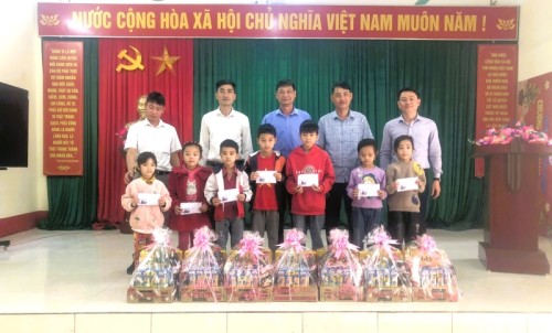 Chủ nhiệm Ủy ban kiểm tra Huyện ủy Nguyễn Trung Nguyên tặng quà các cháu có hoàn cảnh đặc biệt khó khăn tại xã Đông Thành