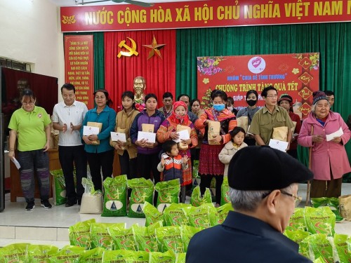 Giám đốc bệnh viện Đại Học Y Hà Nội tặng quà cho Người nghèo xã Đông Thành