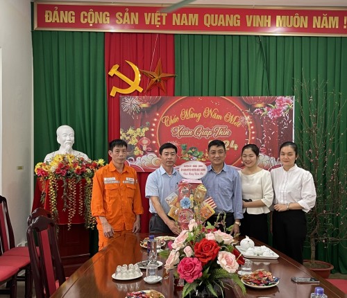 Phó chủ tịch UBND huyện Nguyễn Đàm Thuyên tặng quà các đơn vị trên địa bàn huyện