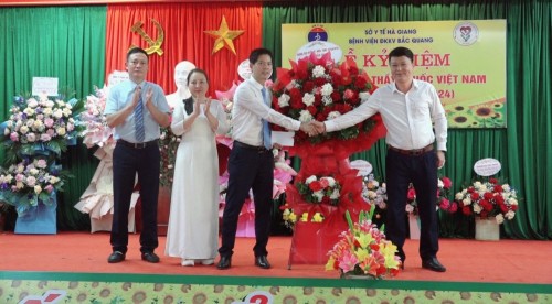 PCT TT UBND Huyện Ngô Văn Hiếu chúc mừng bệnh viện