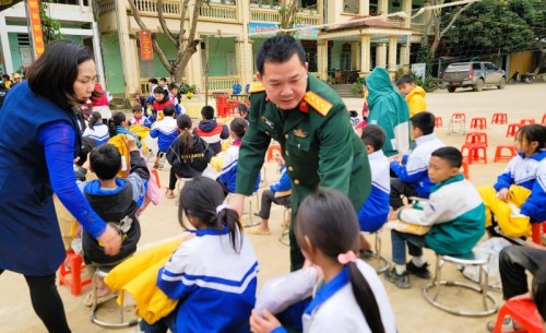 BCH Quân sự xổ số trực tuyến miền trung
 trao áo ấm cho hoc sinh xã Thượng Bình4