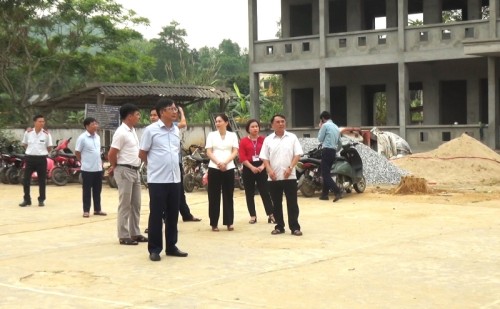 Chủ tịch UBND xổ số trực tuyến miền trung
 Phùng Viết Vinh làm việc tại xã Vĩnh Hảo
